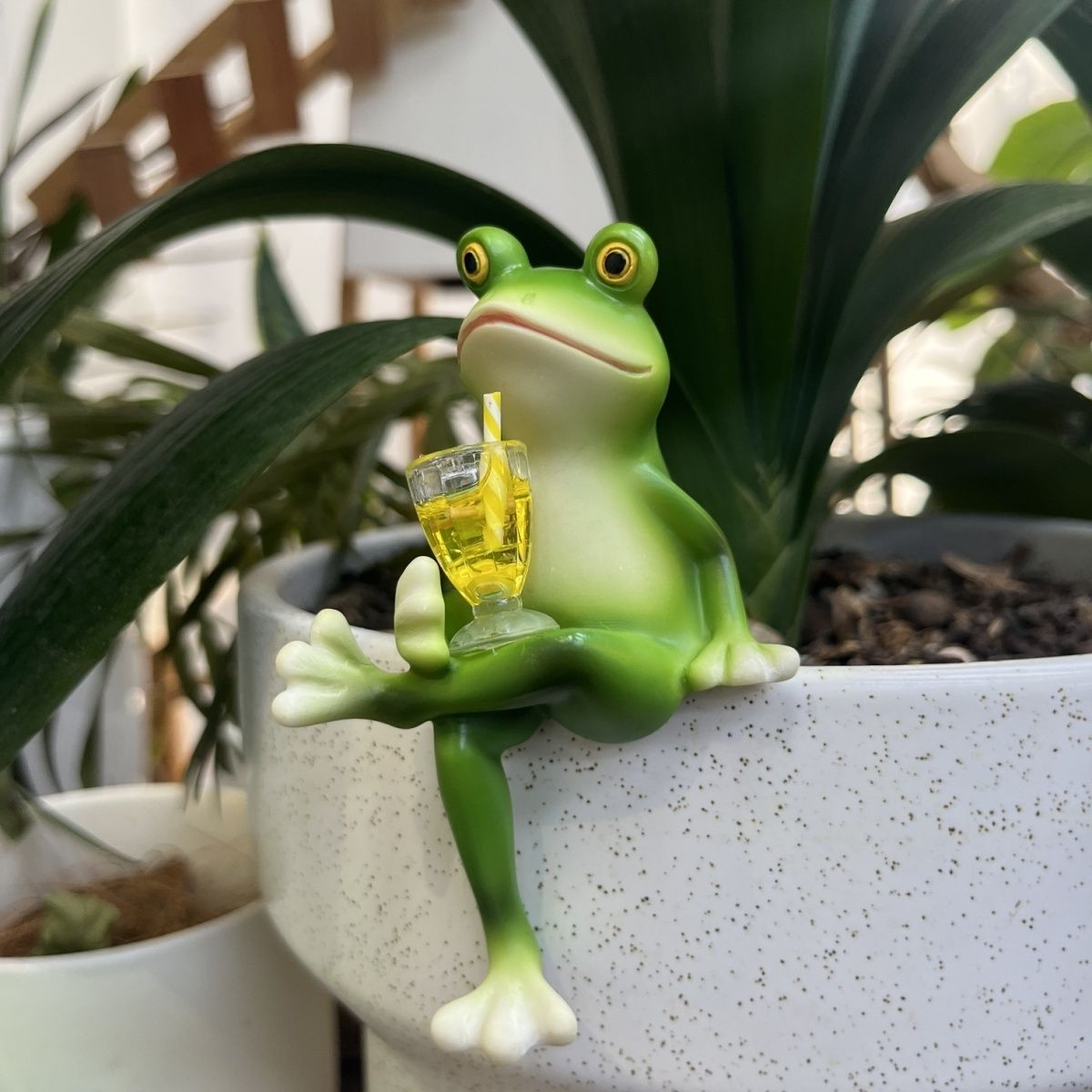 GardenOrnament: Cute Frog Decoration Hanging Pot Edge Garden Ornament